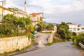 Seaside Family Haven - Avia s Spacious Getaway