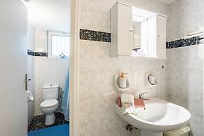 Seaside Family Haven - Avia s Spacious Getaway