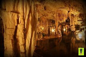 Seaside Family Haven - Avia s Spacious Getaway