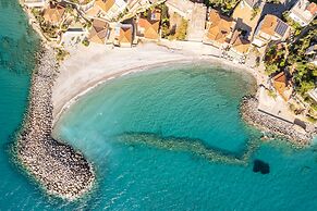 Seaside Family Haven - Avia s Spacious Getaway