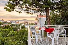 Seaside Family Haven - Avia s Spacious Getaway