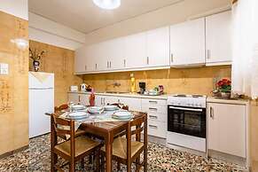 Seaside Family Haven - Avia s Spacious Getaway