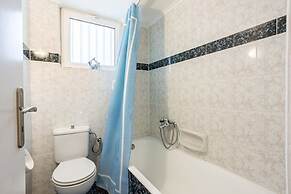 Seaside Family Haven - Avia s Spacious Getaway