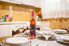 Seaside Family Haven - Avia s Spacious Getaway