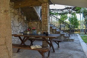 Coastal Stone Residence With Spectacular Scenery