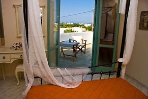 Skyros Luxury Poolside Getaway