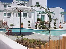 Skyros Luxury Poolside Getaway