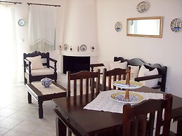 Skyros Luxury Poolside Getaway