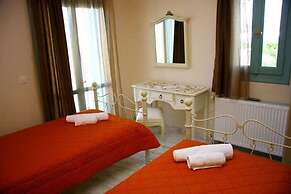 Skyros Luxury Poolside Getaway