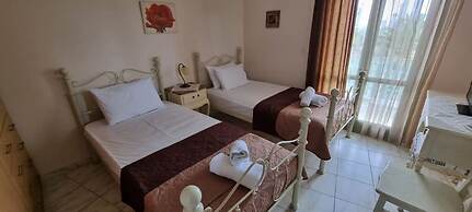 Skyros Luxury Poolside Getaway