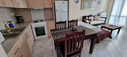 Skyros Luxury Poolside Getaway