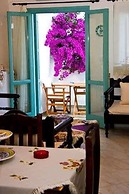 Skyros Luxury Poolside Getaway