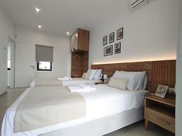 Cream Cozy Getaway - 3 Pearls Pool Retreat