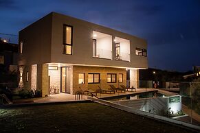 Cream Cozy Getaway - 3 Pearls Pool Retreat