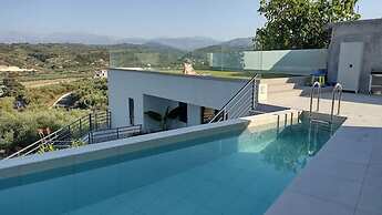 Cream Cozy Getaway - 3 Pearls Pool Retreat