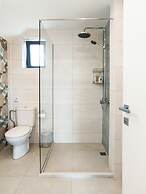 Cream Cozy Getaway - 3 Pearls Pool Retreat