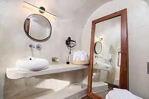 Santorini Rooftop Hot Tub Suite w Panoramic Views