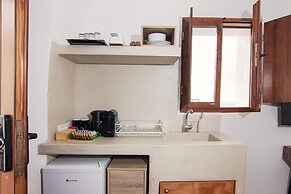 Santorini Rooftop Hot Tub Suite w Panoramic Views