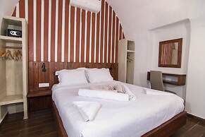 Santorini Rooftop Hot Tub Suite w Panoramic Views