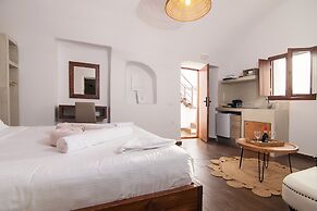 Santorini Rooftop Hot Tub Suite w Panoramic Views