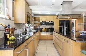 Sleeps10/18-parking-garden-pool-hottub-balcony