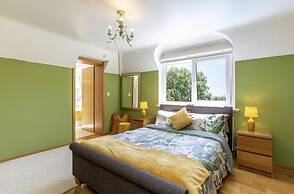 Sleeps10/18-parking-garden-pool-hottub-balcony