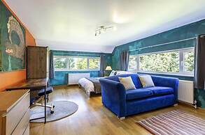 Sleeps10/18-parking-garden-pool-hottub-balcony