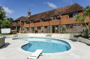 Sleeps10/18-parking-garden-pool-hottub-balcony