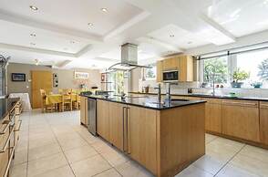 Sleeps10/18-parking-garden-pool-hottub-balcony