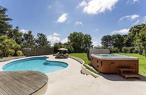 Sleeps10/18-parking-garden-pool-hottub-balcony