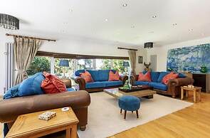 Sleeps10/18-parking-garden-pool-hottub-balcony