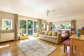 Sleeps10/18-parking-garden-pool-hottub-balcony