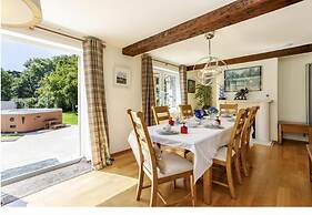 Sleeps10/18-parking-garden-pool-hottub-balcony