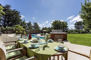 Sleeps10/18-parking-garden-pool-hottub-balcony