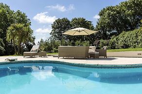 Sleeps10/18-parking-garden-pool-hottub-balcony