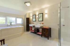 Sleeps10/18-parking-garden-pool-hottub-balcony