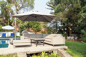 Family Home with Pool & Jacuzzi