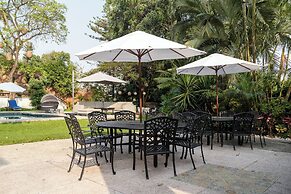 Family Home with Pool & Jacuzzi