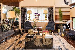 Family Home with Pool & Jacuzzi