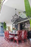 Family Home with Pool & Jacuzzi