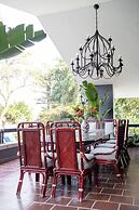 Family Home with Pool & Jacuzzi