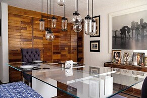 Family Home with Pool & Jacuzzi