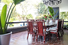 Family Home with Pool & Jacuzzi