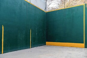 Family Home with Pool & Jacuzzi