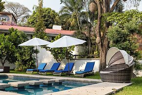 Family Home with Pool & Jacuzzi