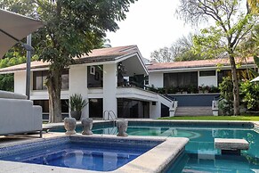 Family Home with Pool & Jacuzzi