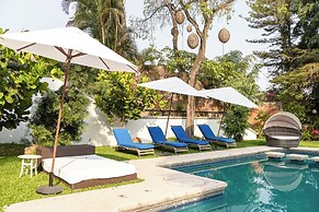 Family Home with Pool & Jacuzzi