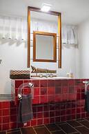 Family Home with Pool & Jacuzzi