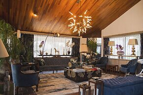 Family Home with Pool & Jacuzzi