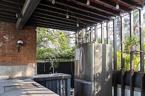 Family Home with Pool & Jacuzzi